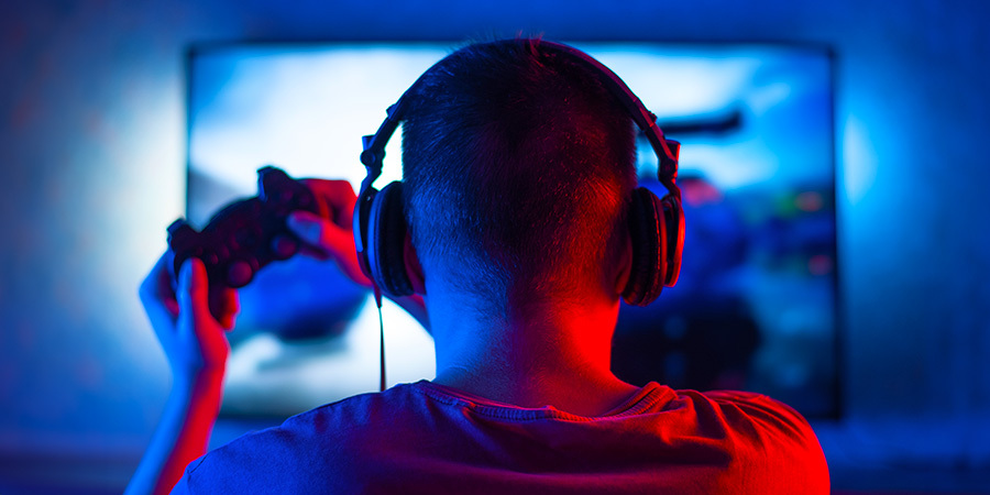 boy-playing-videogames-sync-with-back-lights Boy playing videogames, the images sync with the back lights of the TV