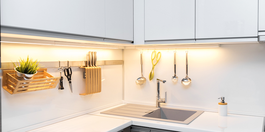 detail-of-aluminum-channels-and-led-lights-in a modern-white-kitchen detail of aluminum channels and led lights under de cabinets of a modern white-kitchen