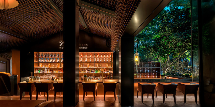 hotel-bar-with-LED-lighting-design-on-shelves Elegant hotel bar with lighting design under the bar and on the shelves made with LED Strips lights