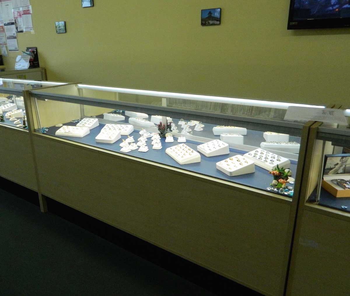 Commercial Led Strip Lighting Projects From Flexfire Leds Jewelry Case Display Retail Lighting